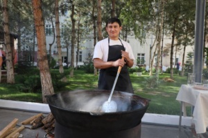 Competizione di plov presso Uzkimyosanoat: il piatto tradizionale simbolo della cultura uzbeka